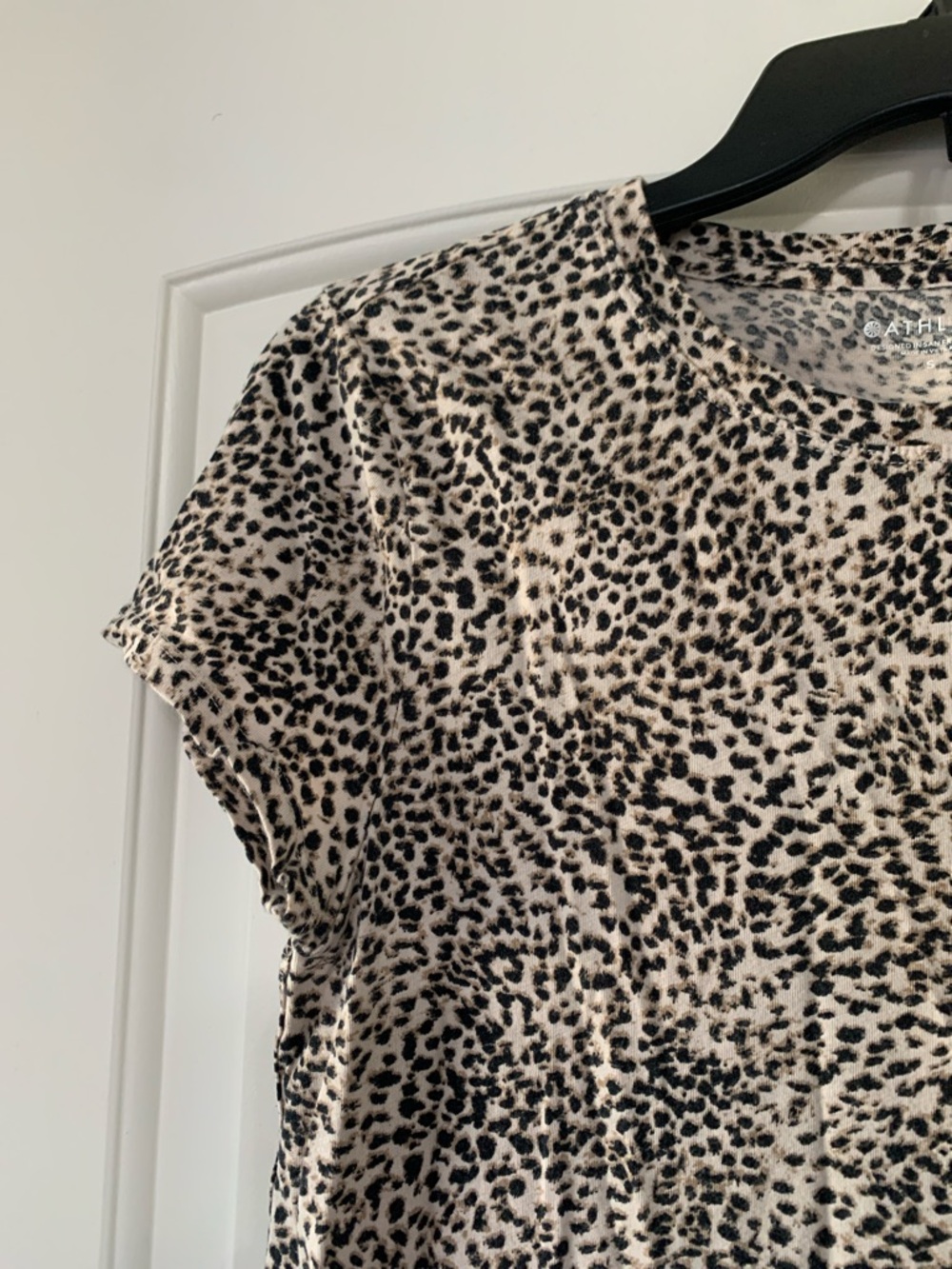 Athleta Women's Short Sleeve Cream and Black Cotton Leopard Print Top Small - Picture 4 of 9